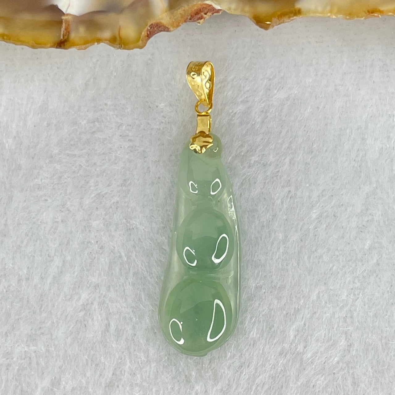 18K Yellow Gold Type A Icy Blueish Green Jadeite Peapod Pendant 1.35g 24.5 8.9 by 4.2mm