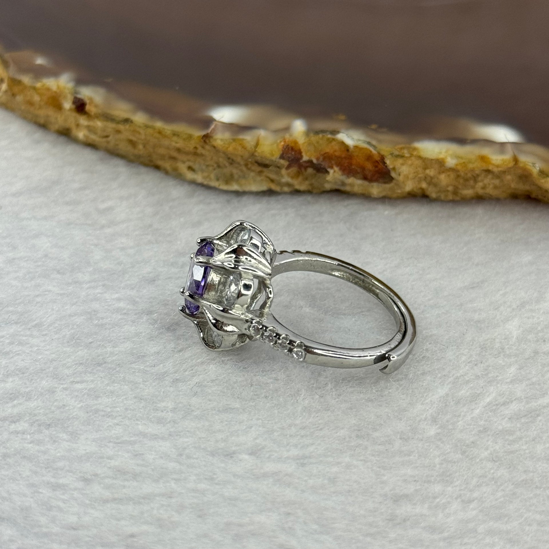 Purple Zircon Simulated Amethyst in 925 Sliver Sliver Ring (Adjustable Size) 冰花爆闪浅紫色锆石仿真紫水晶椭圆形开口戒指 5.06g 7.8 by 3.5mm - Huangs Jadeite and Jewelry Pte Ltd