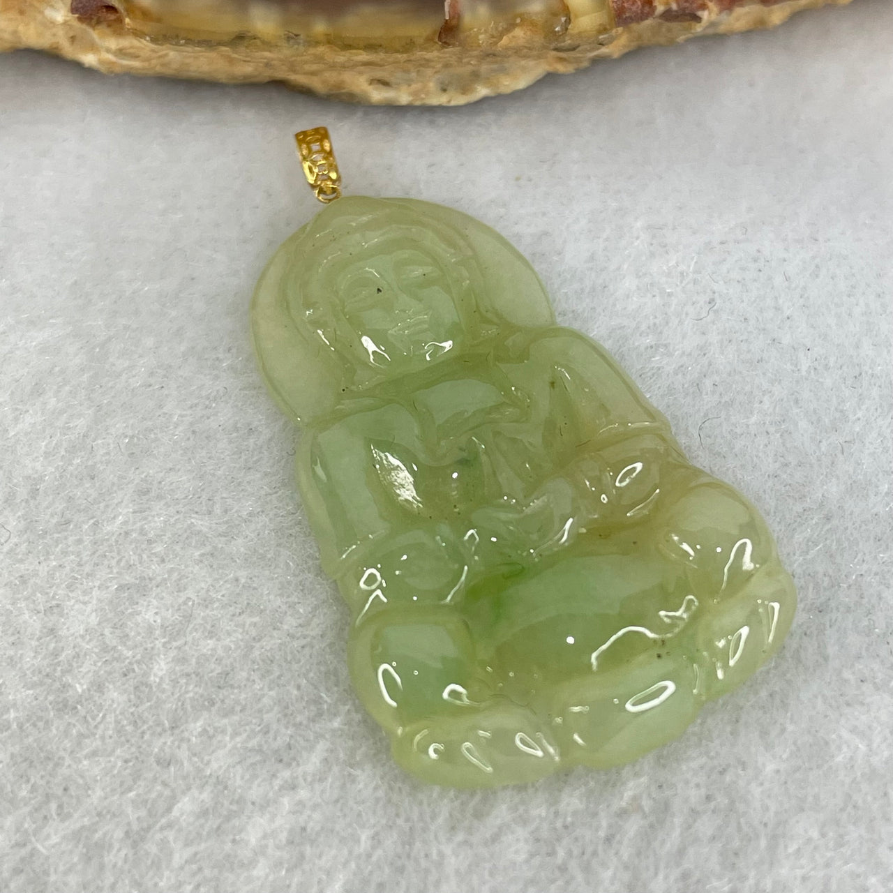 18K Yellow Gold Type A Icy Light Green Jadeite Guan Yin Pendant 4.00g 33.8 by 21.1 by 3.5mm