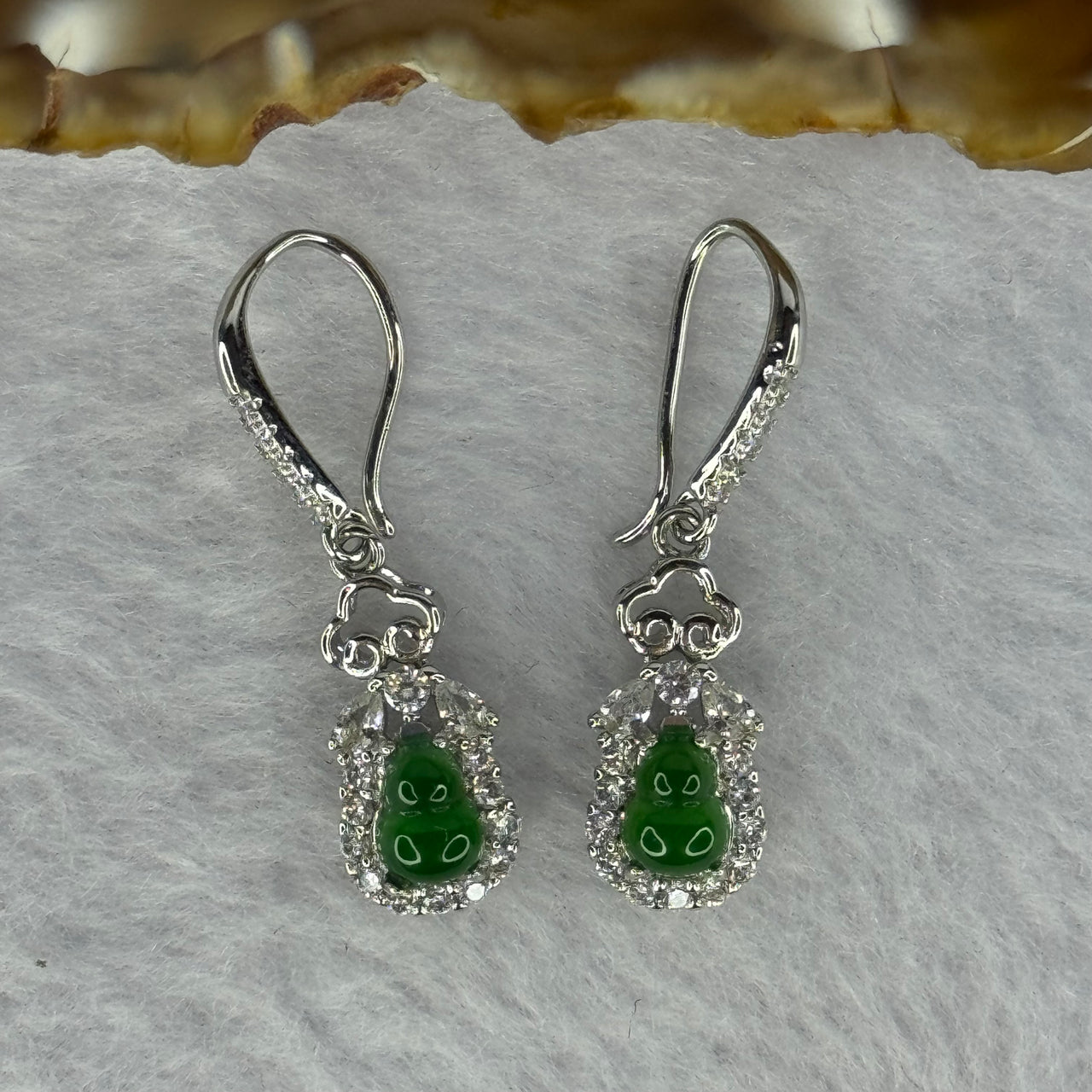 Type A Icy Green Omphasite Jadeite Hulu 6.6 by 4.7 by 3.0mm 2pcs with Crystals Earrings 2.50g