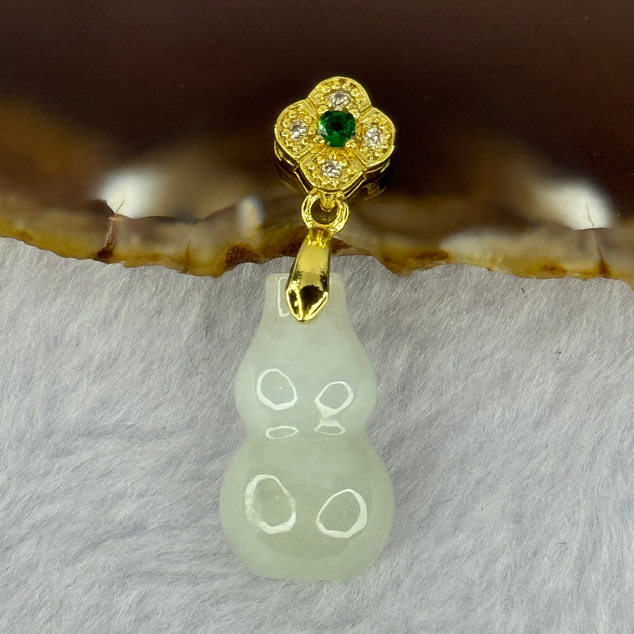 Type A Light Green Jadeite Hulu Charm with Gold Color Clasp 6.49g 22.1 by 12.7mm