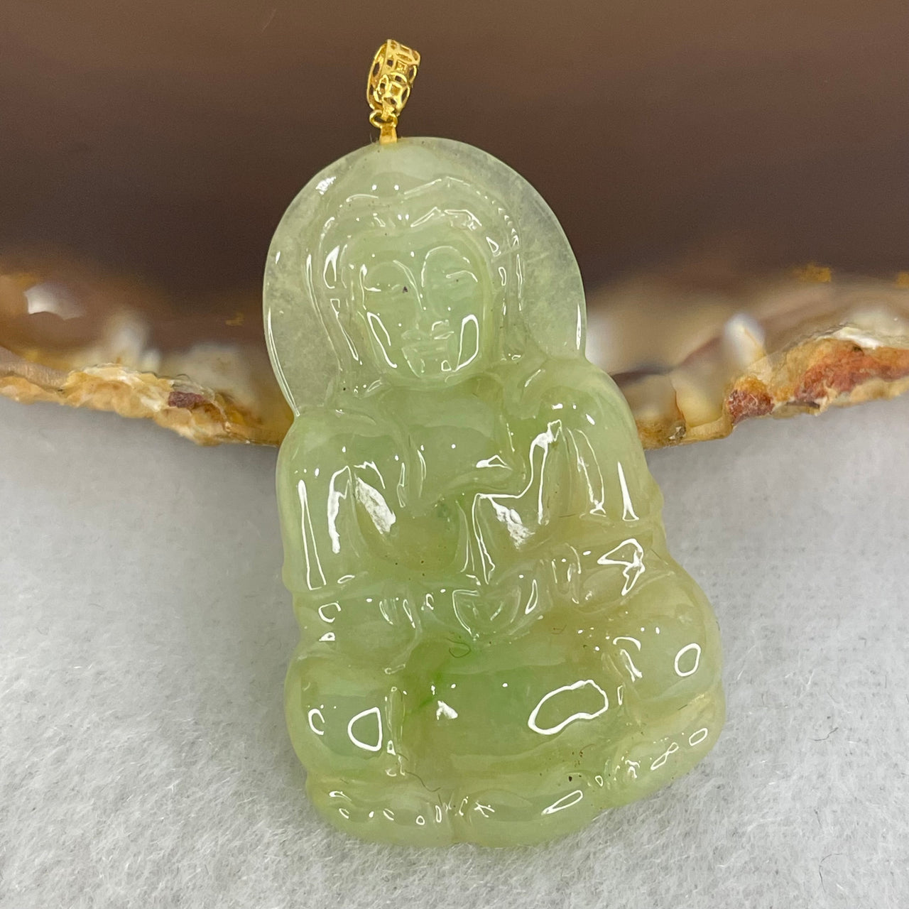 18K Yellow Gold Type A Icy Light Green Jadeite Guan Yin Pendant 4.00g 33.8 by 21.1 by 3.5mm