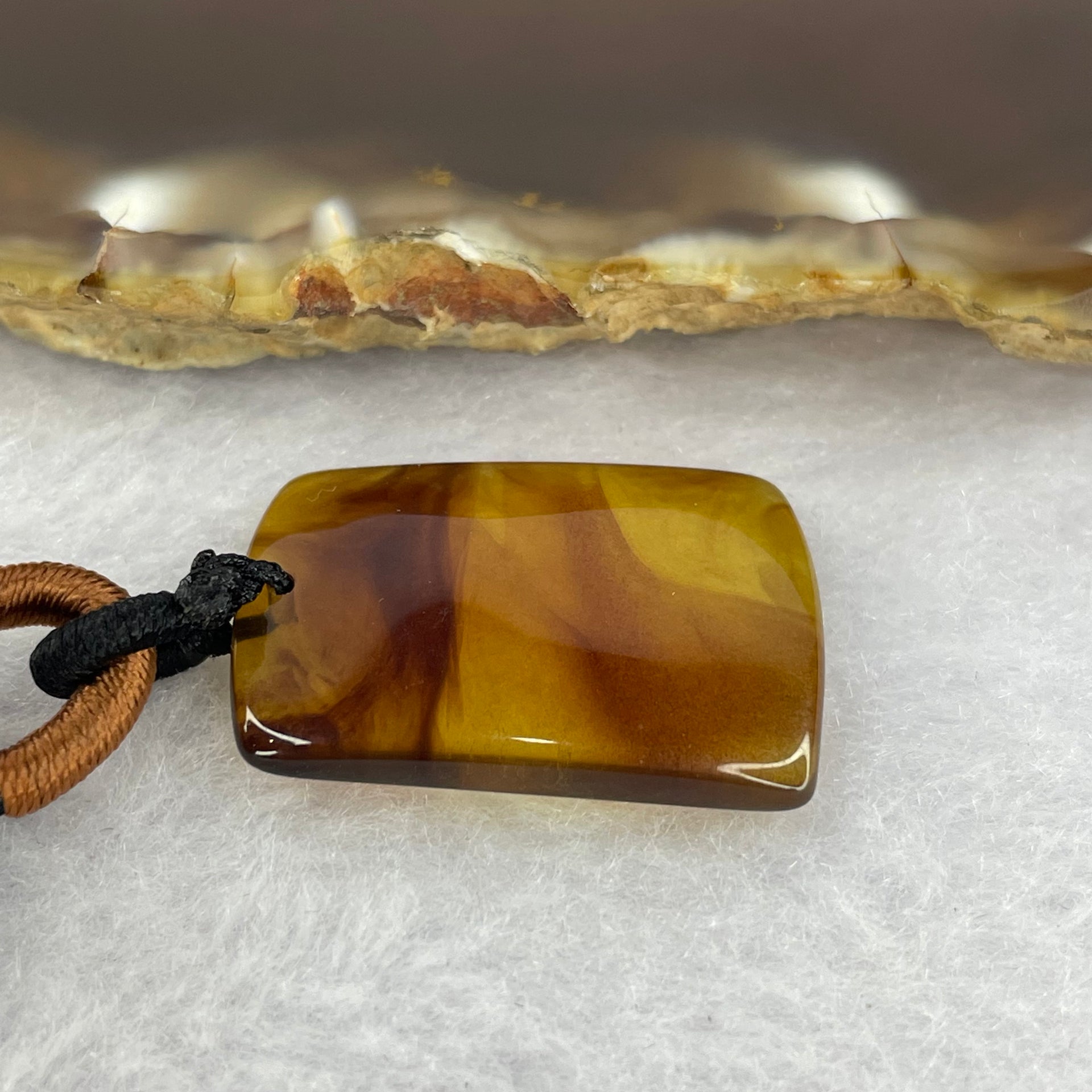 Natural Amber 琥珀 Pendent Necklace 3.82g 25.8 by 17.8 by 4.6 mm - Huangs Jadeite and Jewelry Pte Ltd