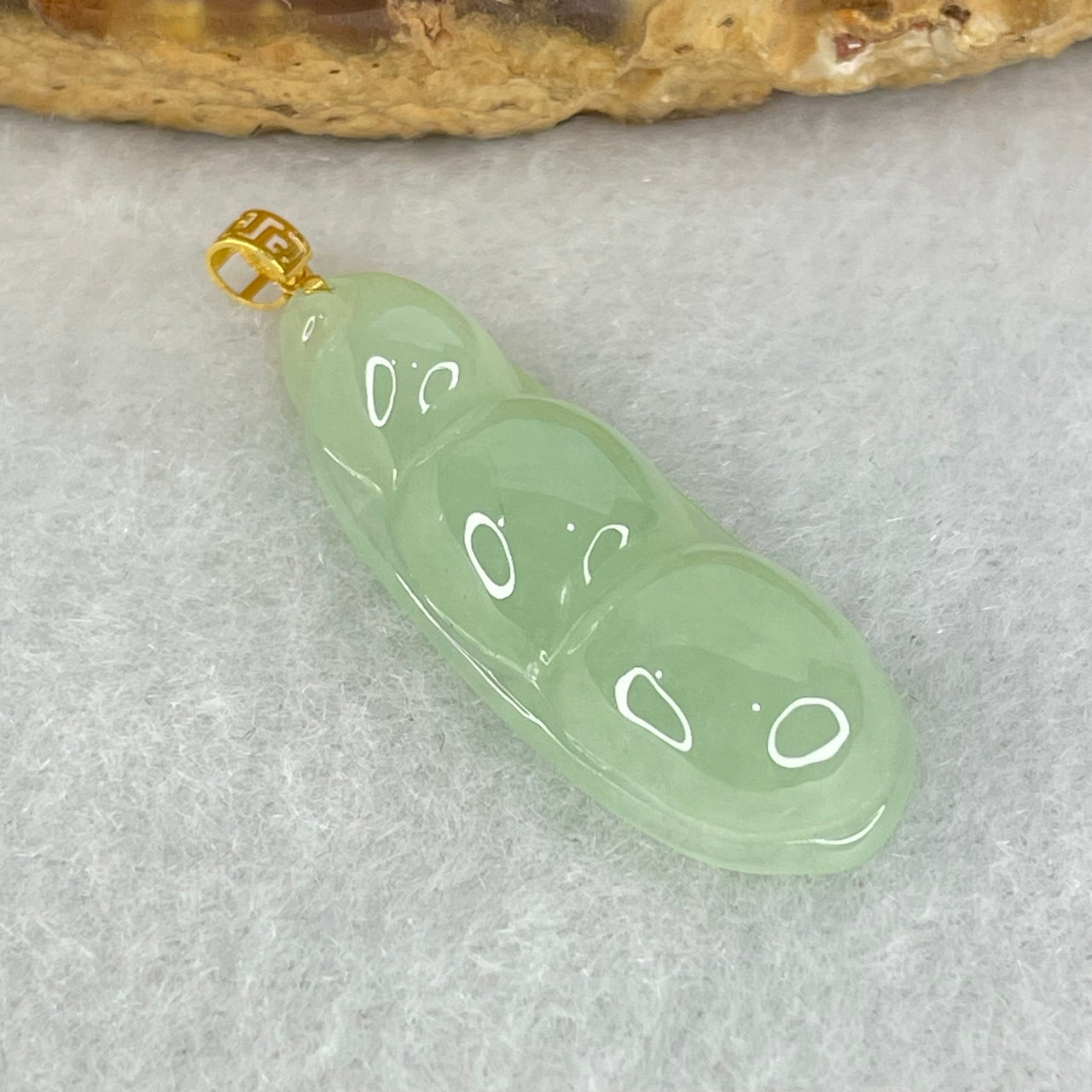 Type A Semi Icy Light Green Jadeite Peapod 18K Yellow Gold Pendant 2.90g 27.7 by 10.1 by 5.9mm