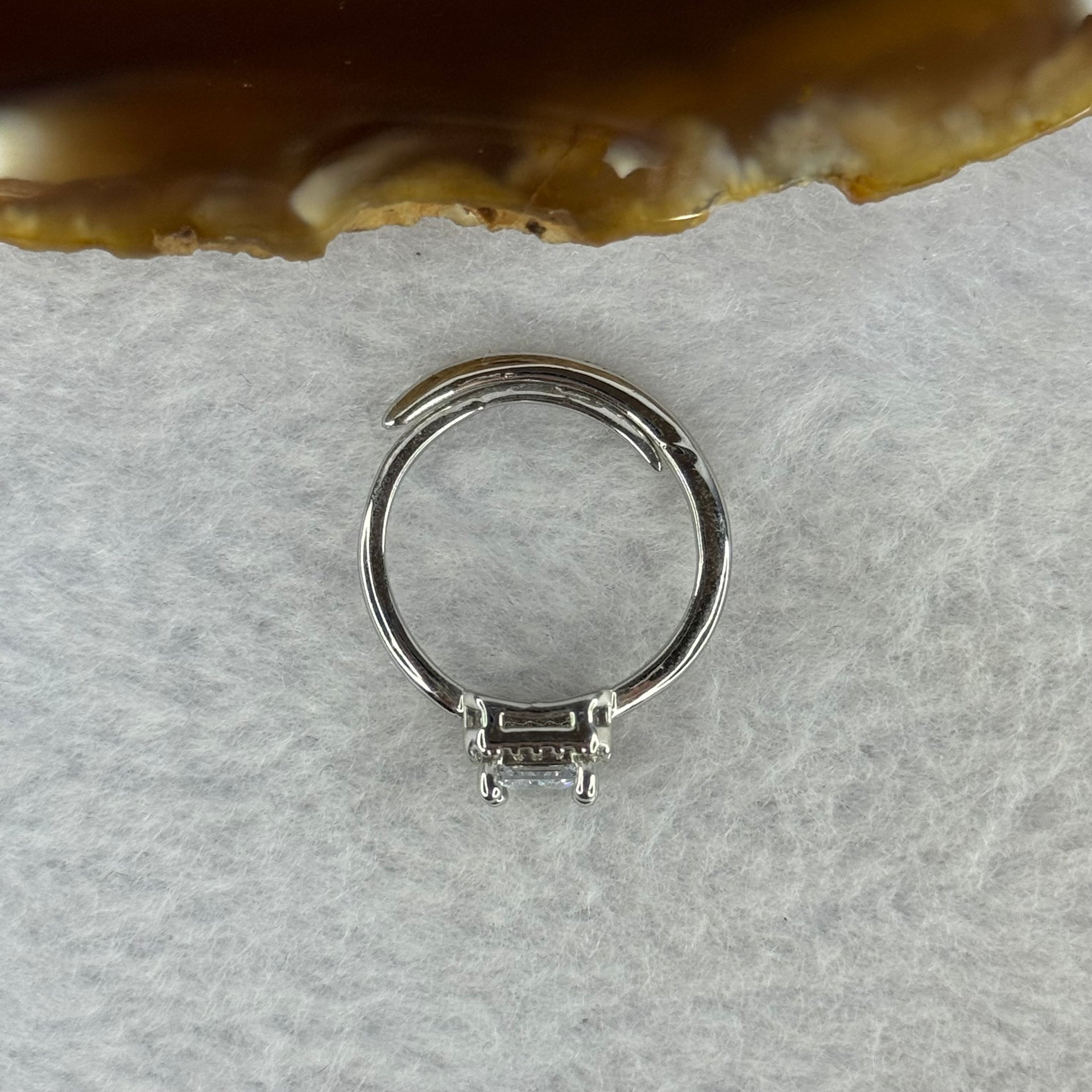 Moissanite in 925 Sliver Ring (Adjustable Size) S925银莫桑石戒指 2.34g 4.8 by 2.5mm - Huangs Jadeite and Jewelry Pte Ltd