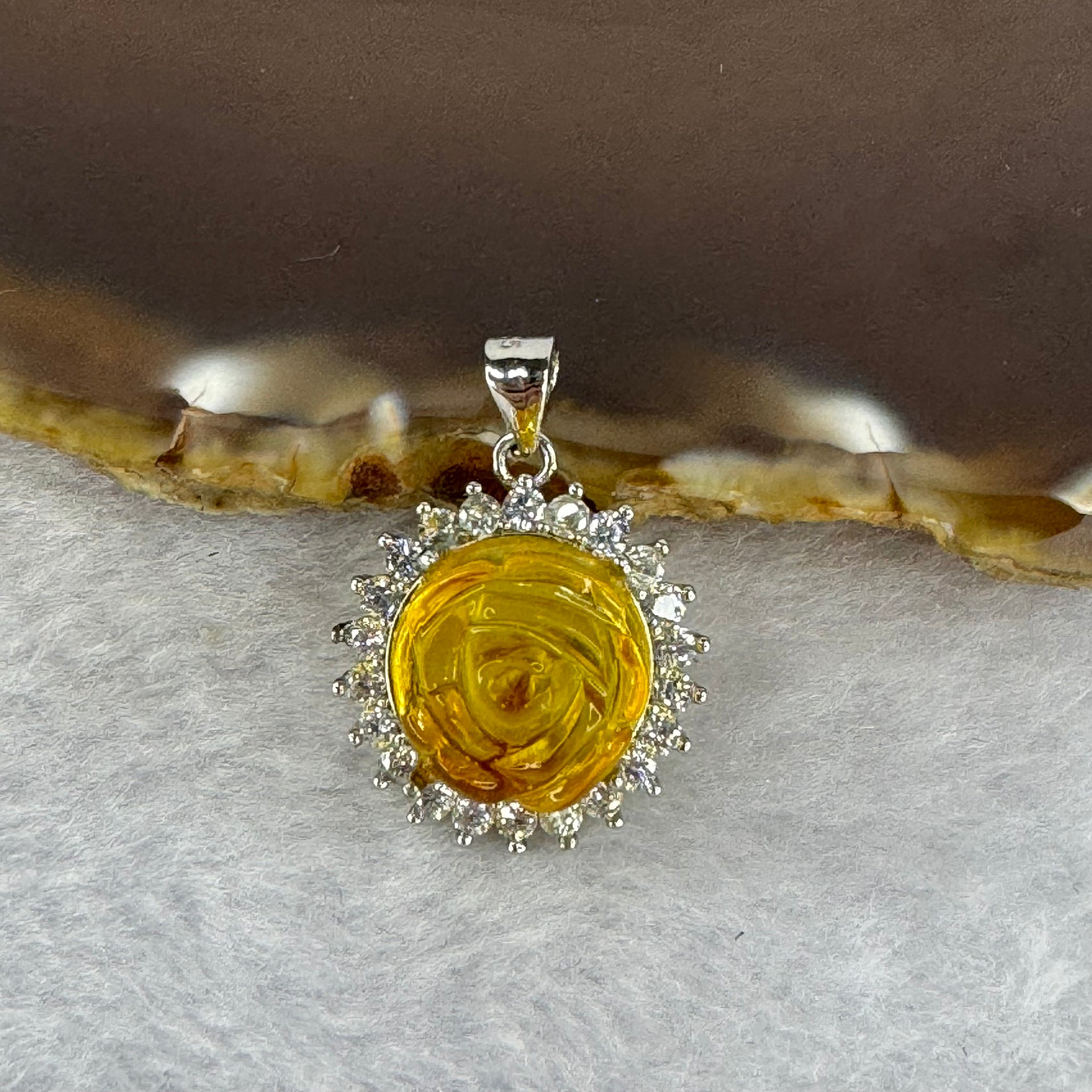 925 Sliver Amber Pendent/Charm 3.12g 11.8 by 8.7 mm - Huangs Jadeite and Jewelry Pte Ltd