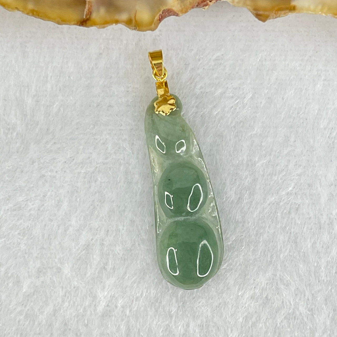 18K Yellow Gold Type A Icy Blueish Green Jadeite Peapod Pendant 1.49g 25.1 by 8.5 by 4.5mm