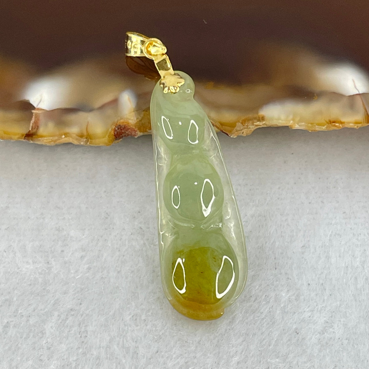 18K Yellow Gold Type A Icy Blueish Green with Yellow Patches Jadeite Peapod Pendant 1.54g 26.9 by 9.4 by 4.2mm