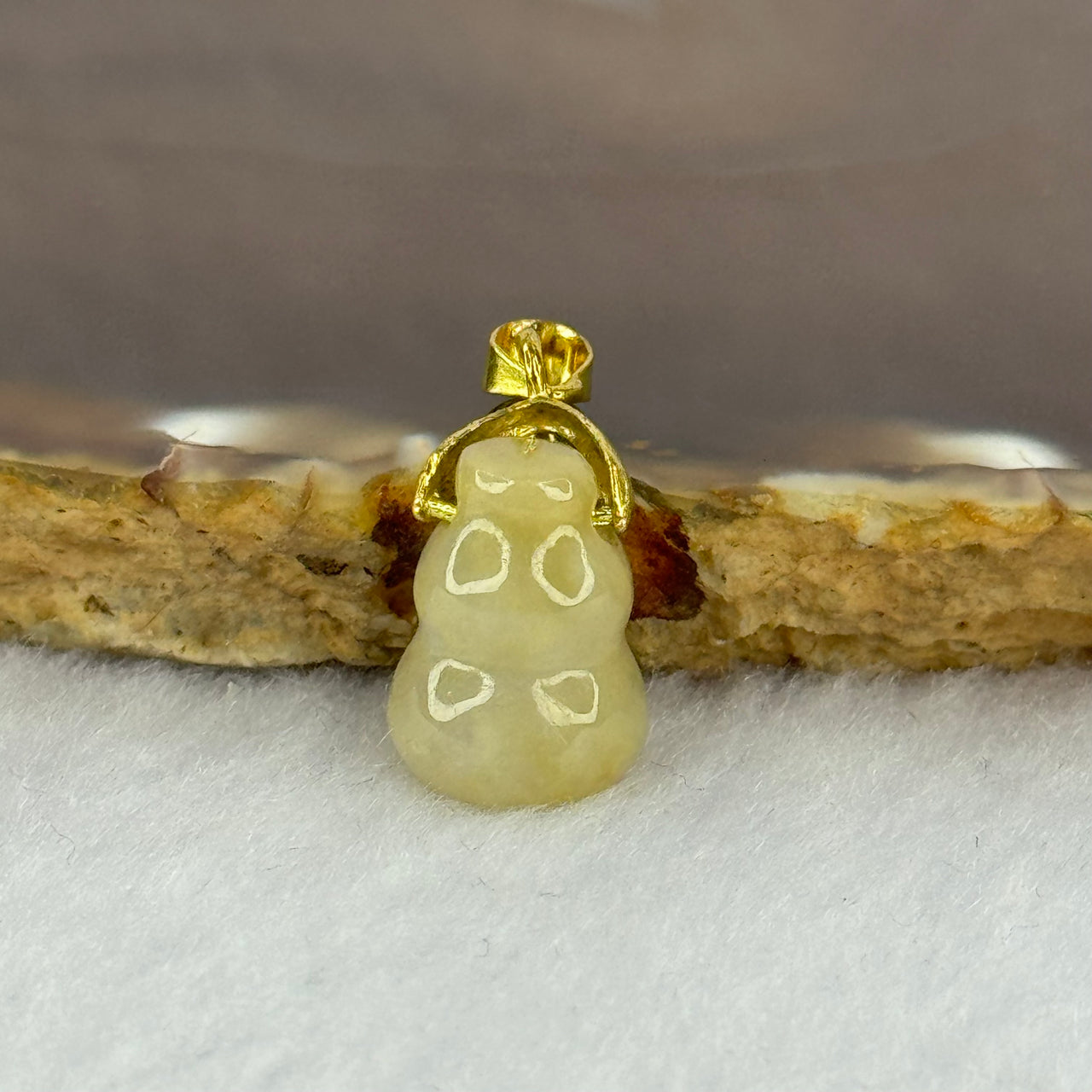 Type A Yellow Jadeite Hulu Charm with Gold Color Clasp 2.84g 13.8 by 10.6mm