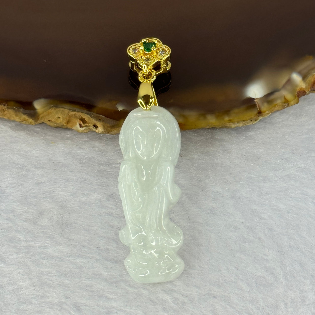 Type A Light Lavender Jadeite Guan Yin in Sliver Gold Color Claps 6.31g 33.9 by 12.2 by 6.5mm