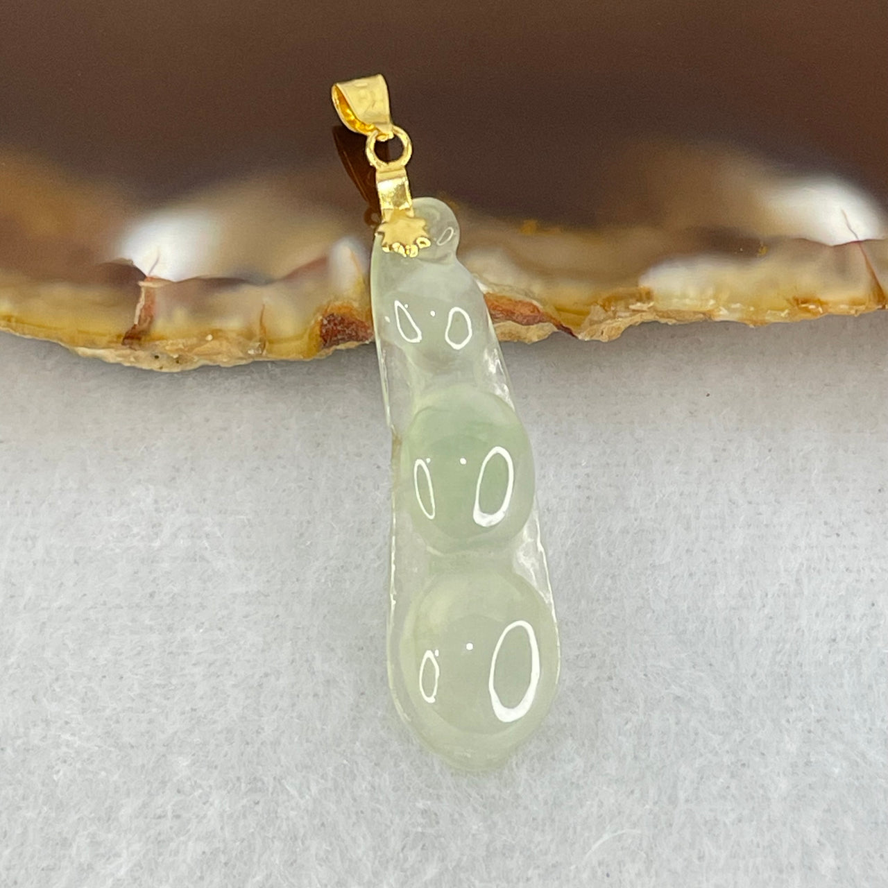 18K Yellow Gold Type A Icy Light Blueish Green Jadeite Peapod Pendant 1.54g 27.4 by 8.7 by 4.7mm