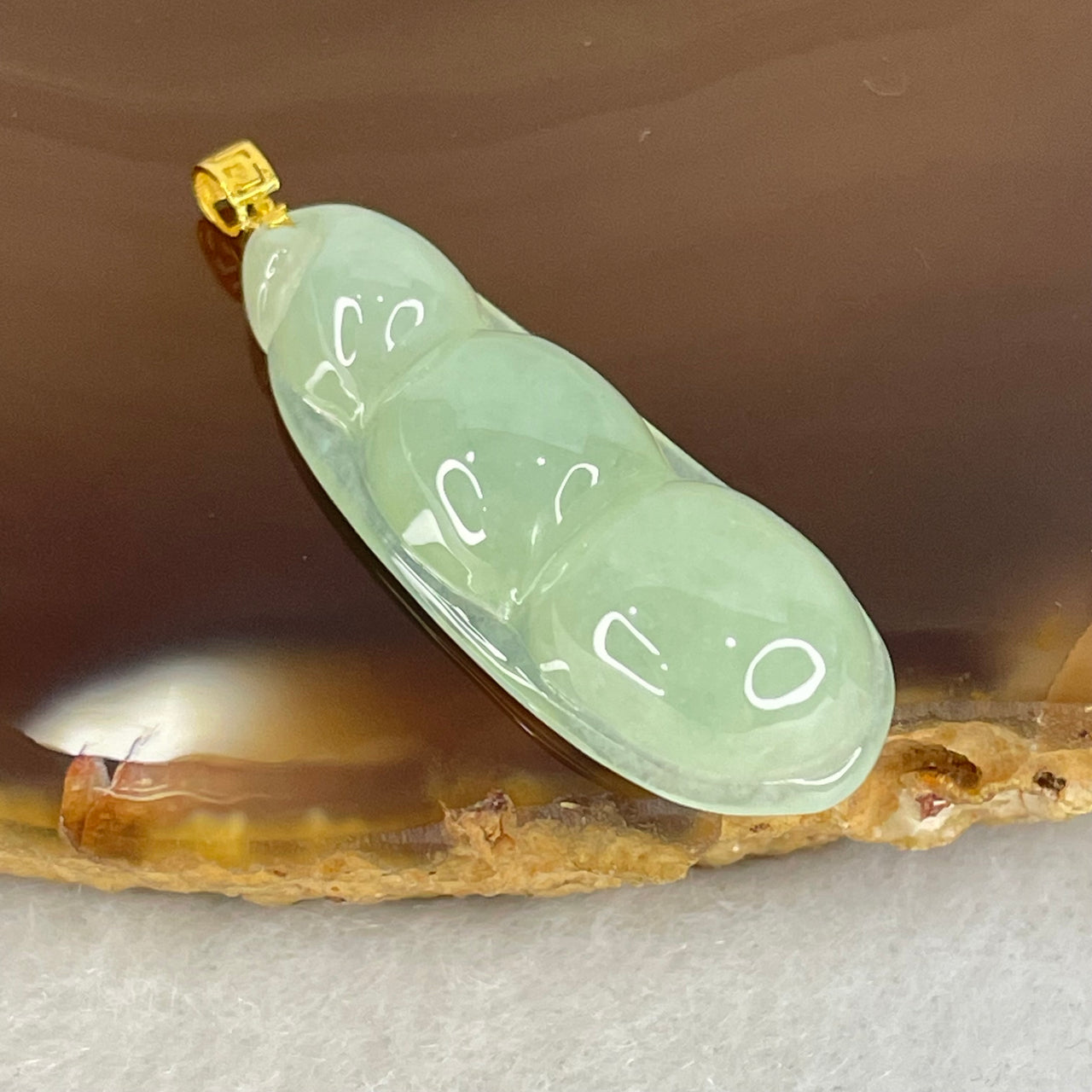 Type A Semi Icy Light Green Jadeite Peapod 18K Yellow Gold Pendant 2.90g 27.7 by 10.1 by 5.9mm