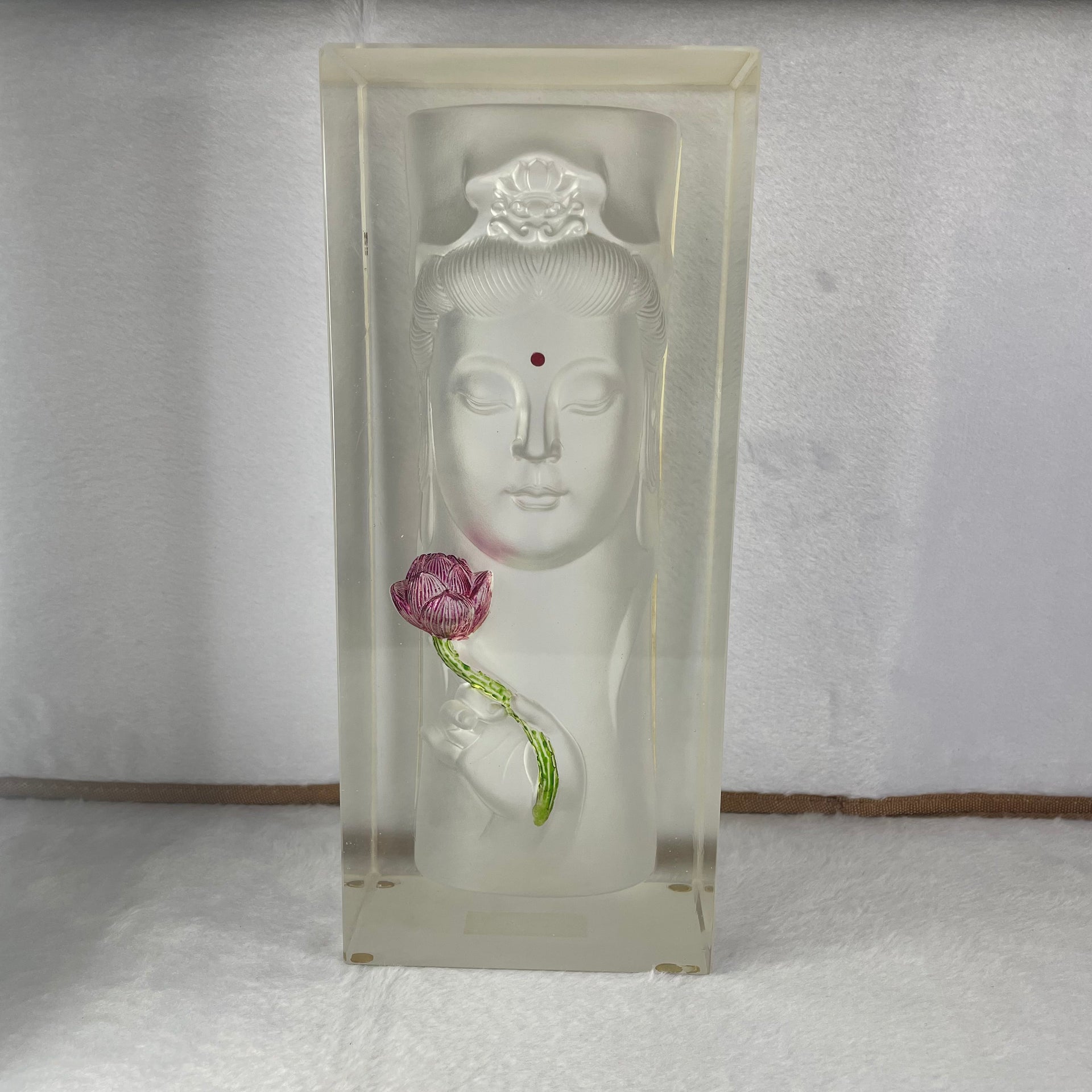 Liuli Crystal Guan Yin 4,268.3g 107.0 by 89.0 by 238.0mm - Huangs Jadeite and Jewelry Pte Ltd