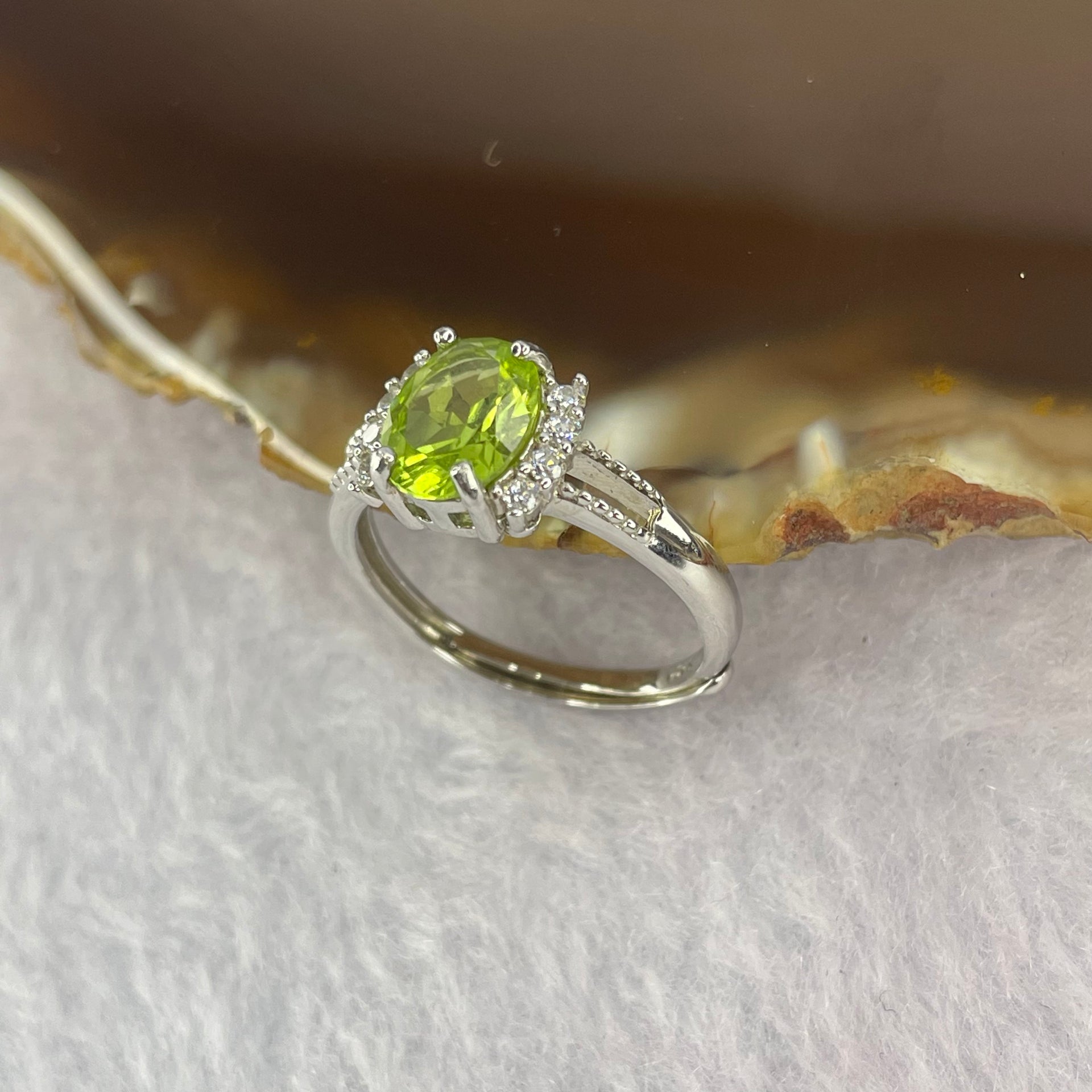 Green Peridot 6.0 by 7.7 by 4.4mm (estimated) in 925 Silver Ring 1.91g - Huangs Jadeite and Jewelry Pte Ltd