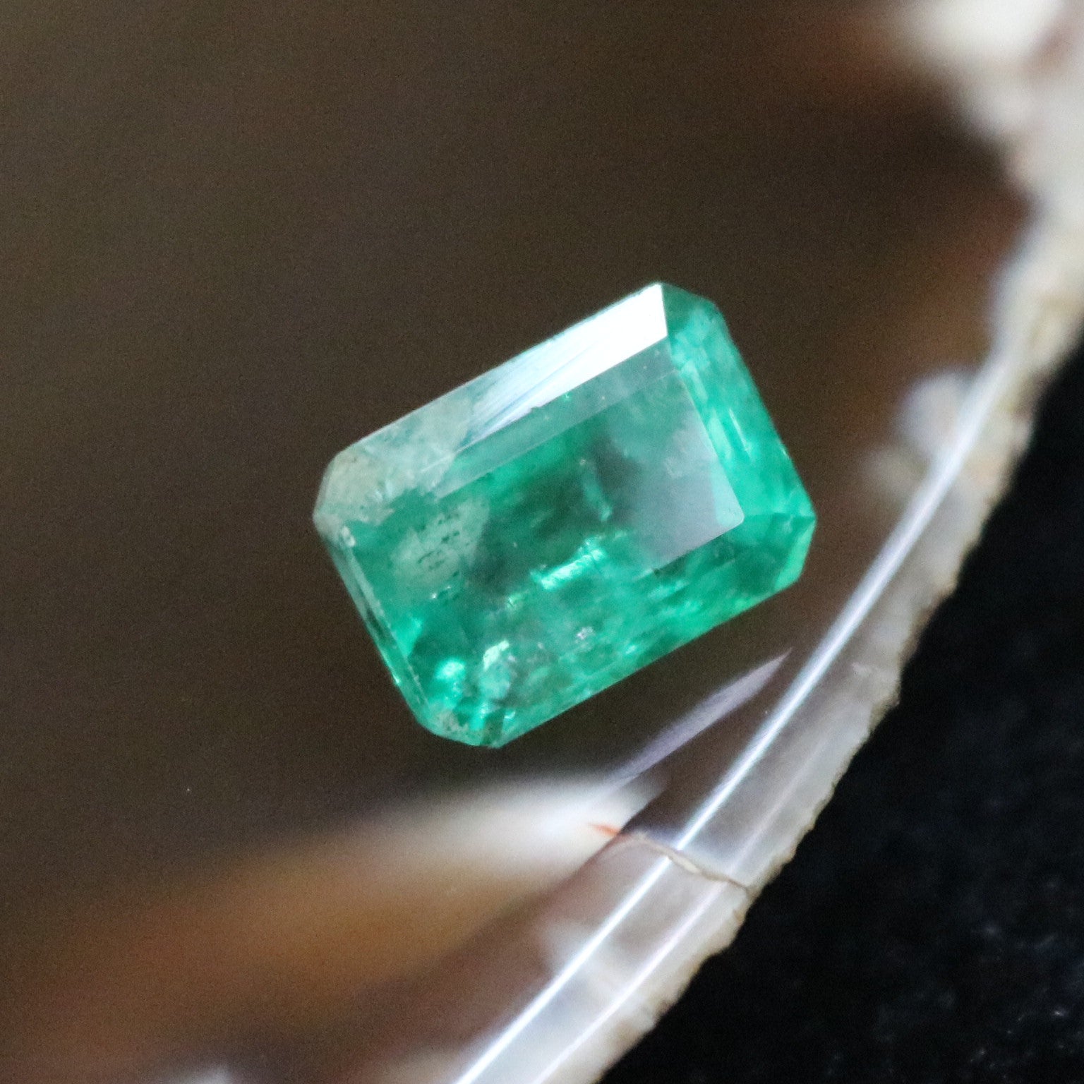 Natural Faceted Columbia Emerald 祖母绿宝石 - 5.78 cts L11.7 W8.4 D7.3mm - Huangs Jadeite and Jewelry Pte Ltd