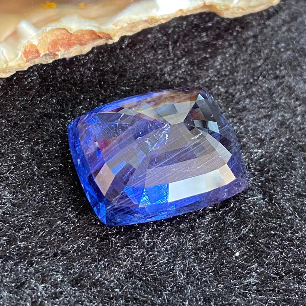 Unheated Natural Color Changing Sapphire - 53.57ct 23.18 by 18.94 by 11.69mm - Huangs Jadeite and Jewelry Pte Ltd