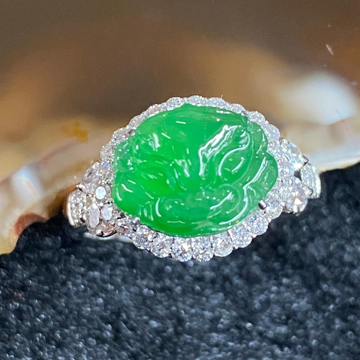 Type A Burmese Jade Jadeite Pixiu Head 18k white gold & diamonds - 4.17g pixiu head 9.0 by 11.0 by 2.0mm inner diameter 17.4mm US7 HK15 - Huangs Jadeite and Jewelry Pte Ltd