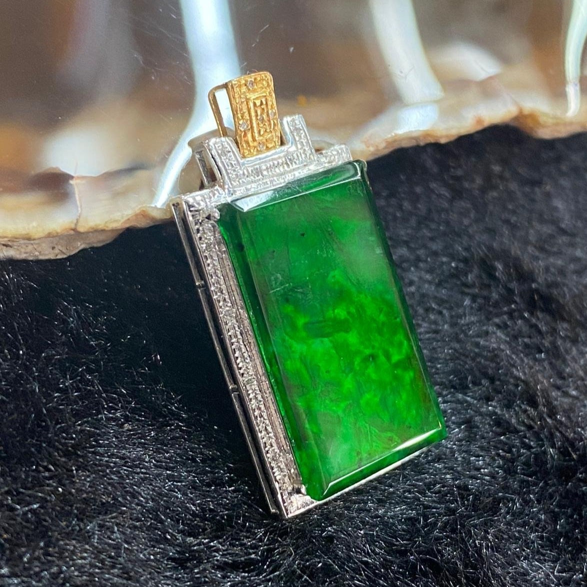 Type A Burmese Jade Jadeite 18k white gold pendant - 2.59g 28.7 by 14.2 by 5.0mm - Huangs Jadeite and Jewelry Pte Ltd