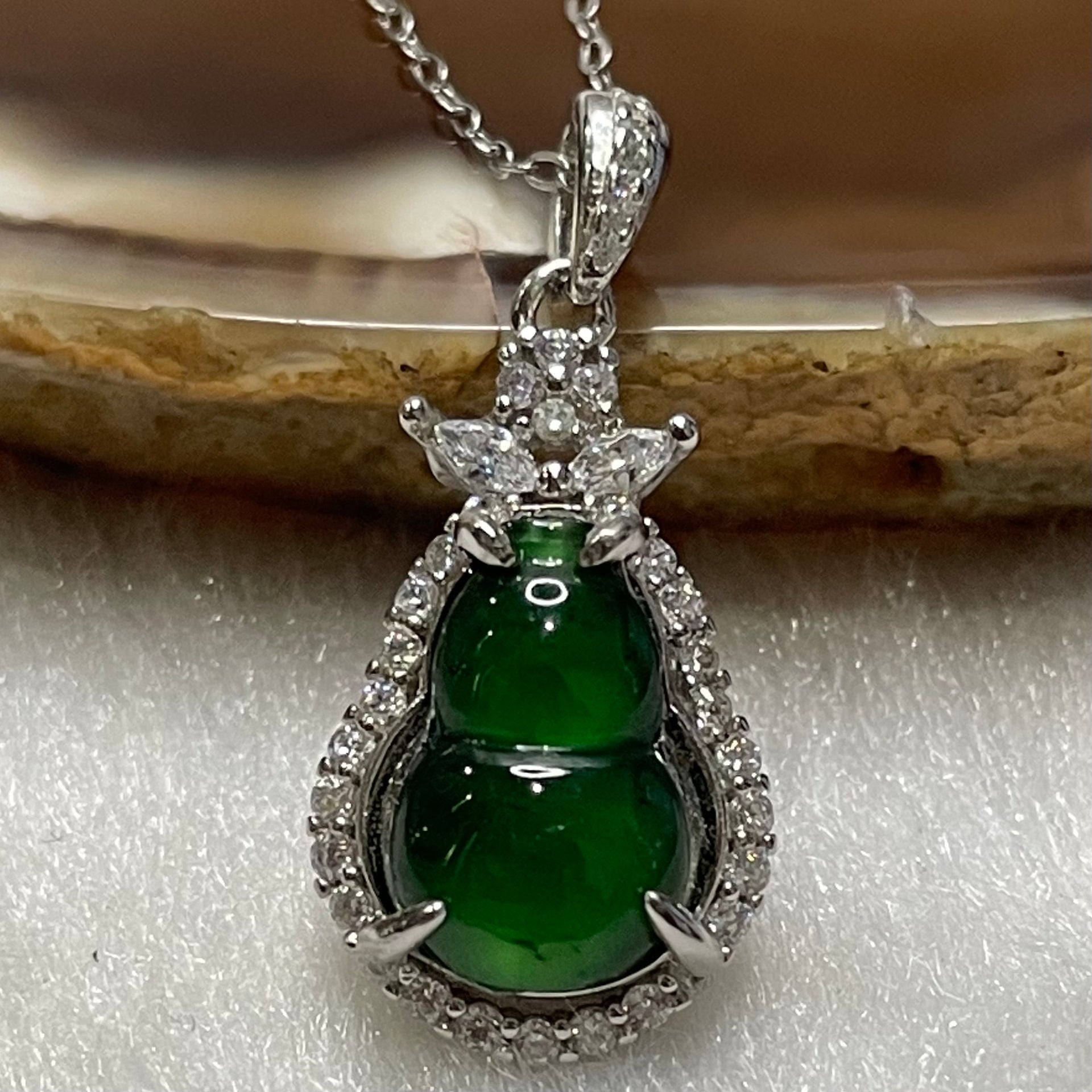 Type A Green Omphacite Jade Jadeite Hulu 2.42g 24.9 by 11.5 by 6.1mm - Huangs Jadeite and Jewelry Pte Ltd