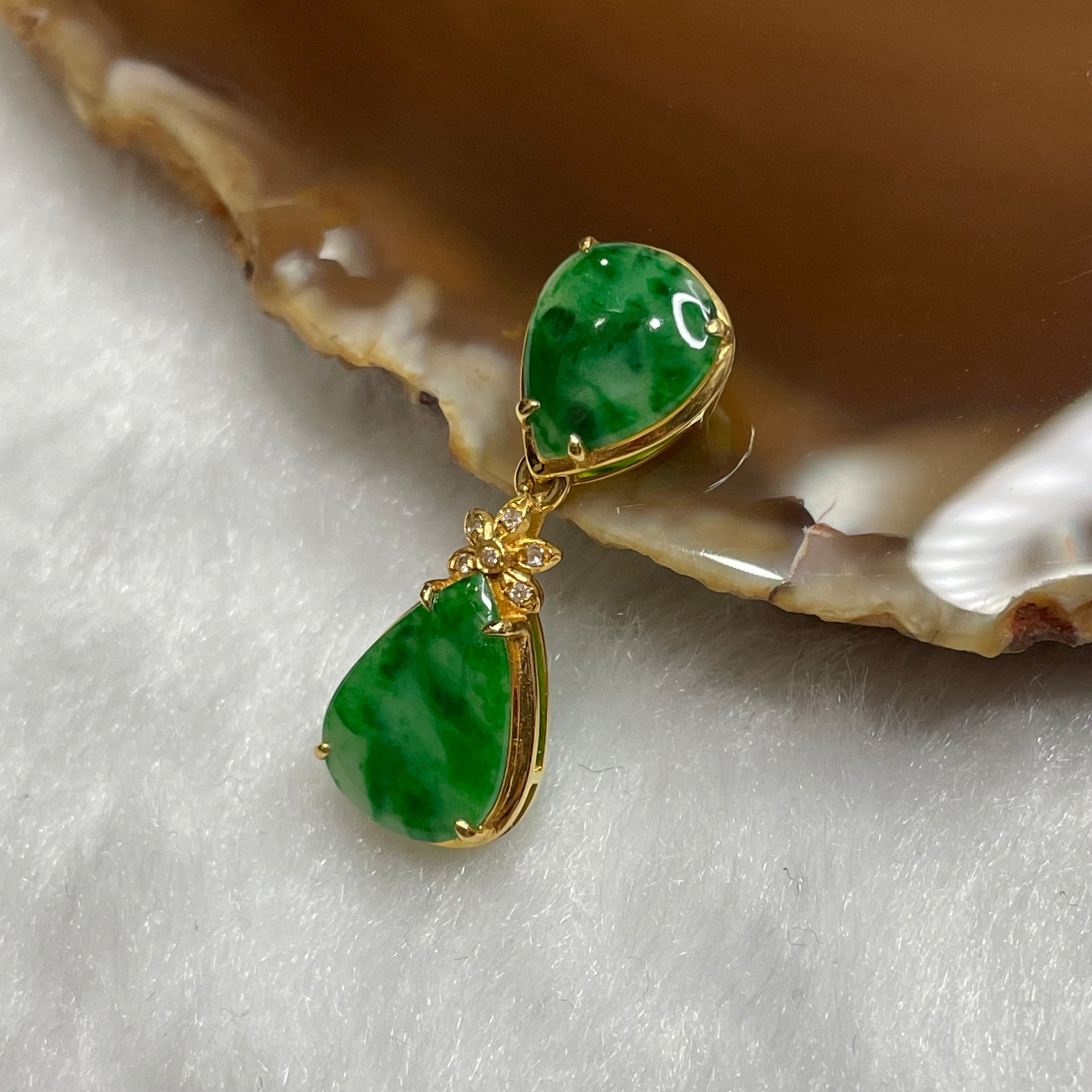 Type A Spicy Green Tear Drop Design Jade Jadeite 18k Yellow gold 1.4g 26.9 by 9.7 by 4.3mm - Huangs Jadeite and Jewelry Pte Ltd