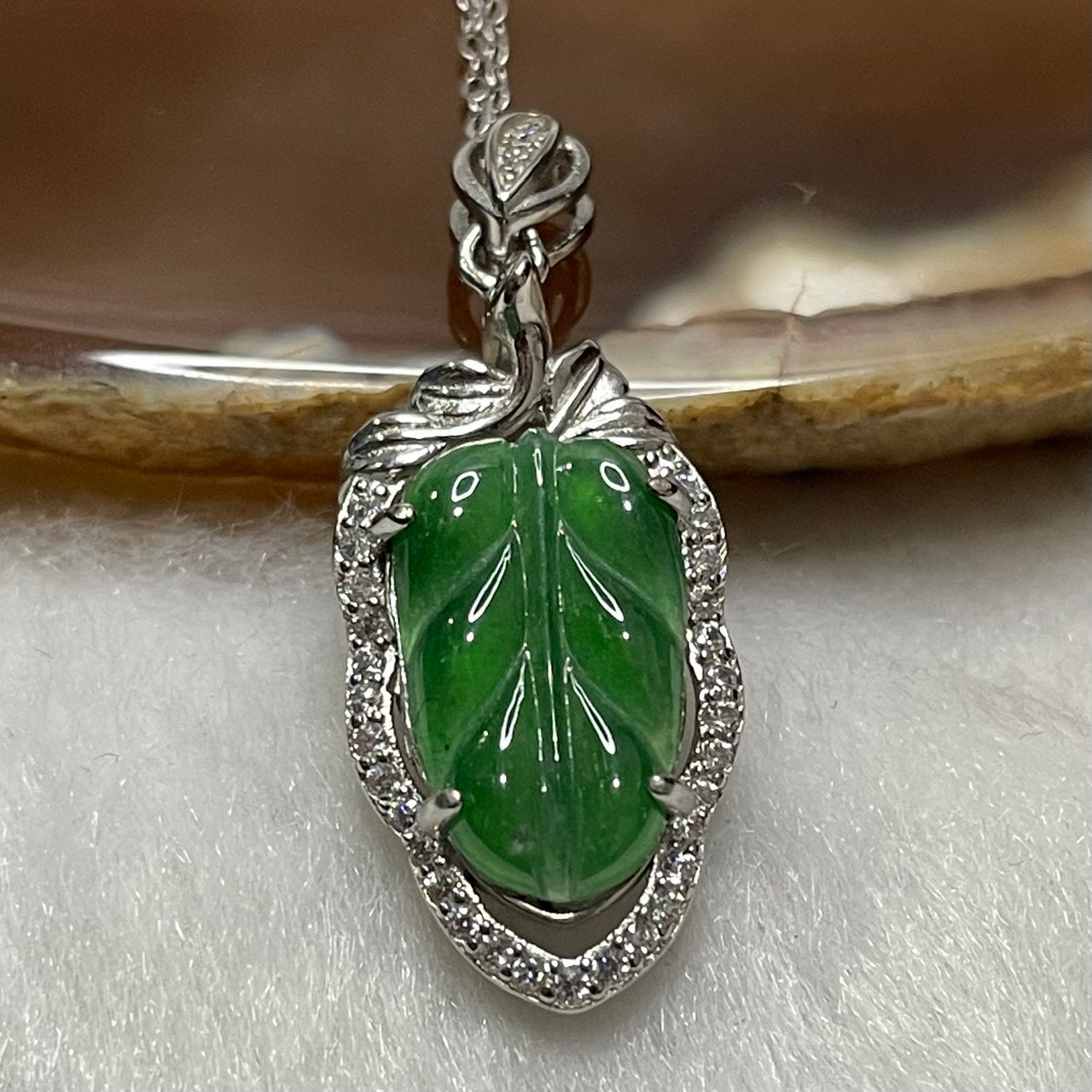 Type A Green Omphacite Jade Jadeite Leaf-2.53g 31.2 by 12.3 by 4.9mm - Huangs Jadeite and Jewelry Pte Ltd