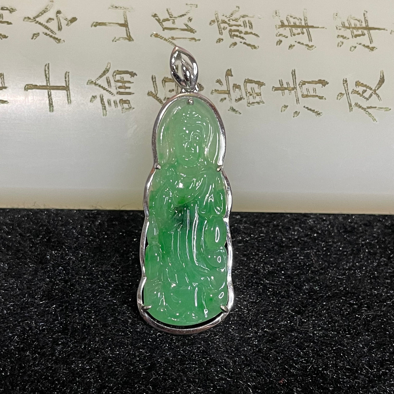 Type A Icy 18k White gold Spicy Green Guan Yin 2.68g 37.0 by 12.3 by 5.3mm - Huangs Jadeite and Jewelry Pte Ltd