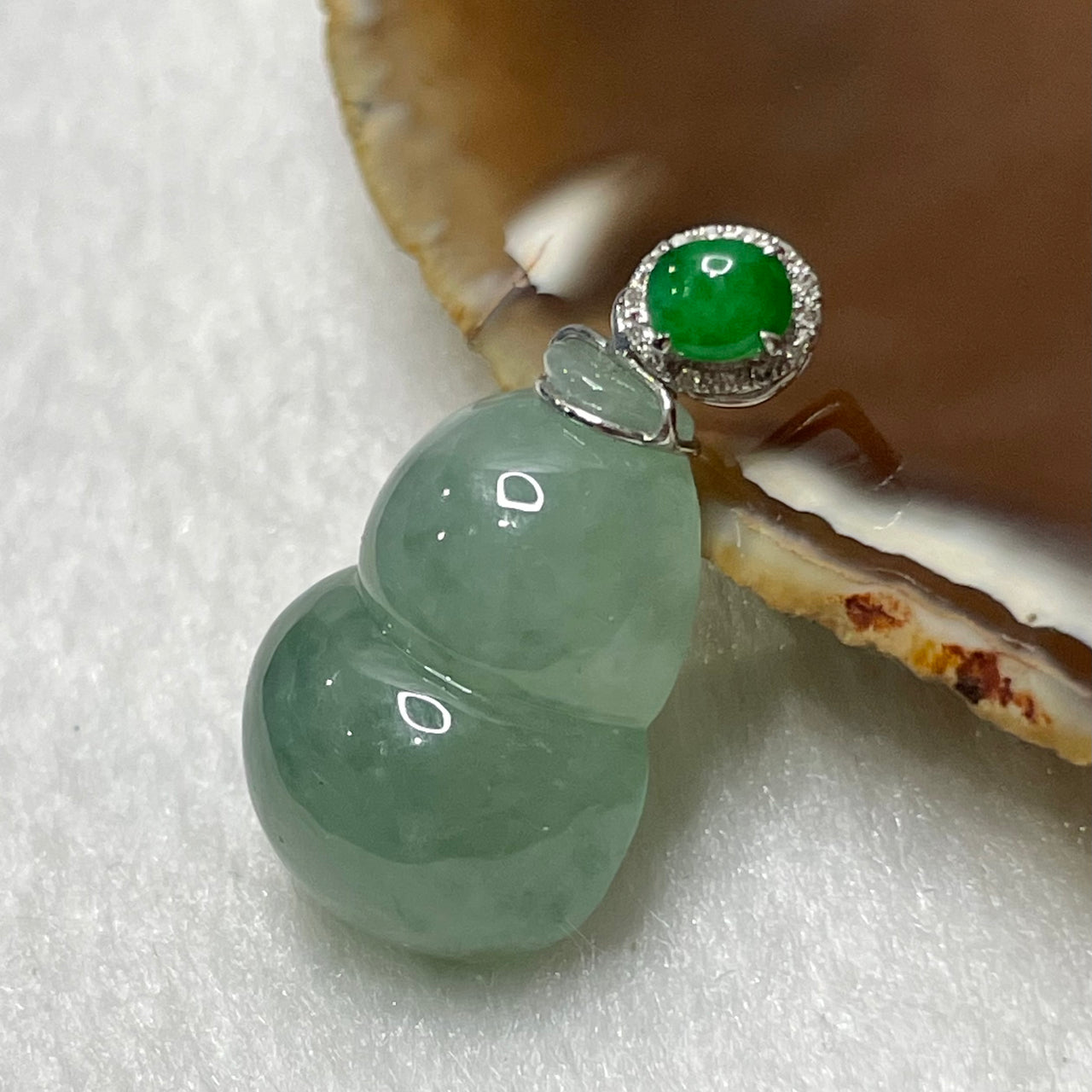 Type A Green Jade Jadeite 18K Gold Clasp Hulu - 7.33g 30.7 by 17.4 by 10.0mm - Huangs Jadeite and Jewelry Pte Ltd