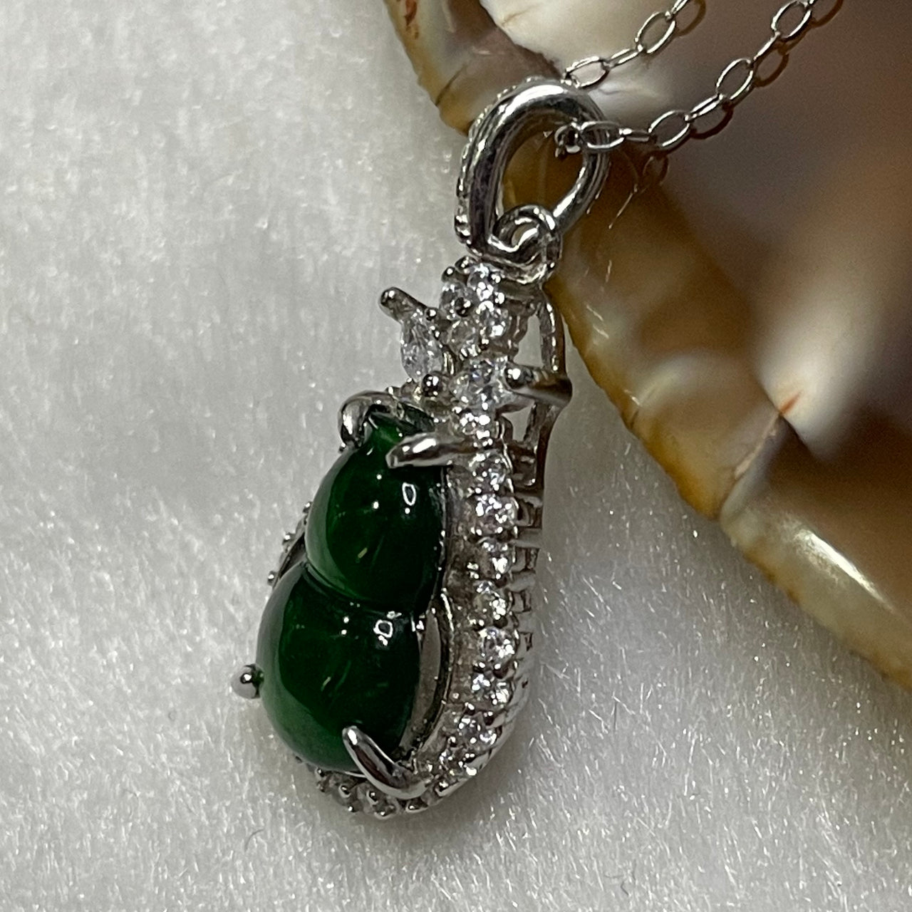 Type A Green Omphacite Jade Jadeite Hulu 2.42g 24.9 by 11.5 by 6.1mm - Huangs Jadeite and Jewelry Pte Ltd