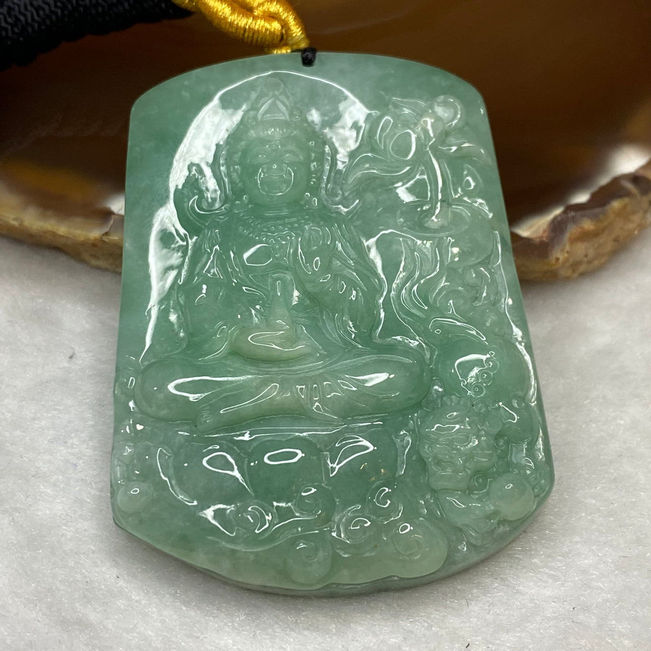 Type A Green Jadeite Guan Yin 70.64g 59.4 by 43.1 by 12.0mm - Huangs Jadeite and Jewelry Pte Ltd