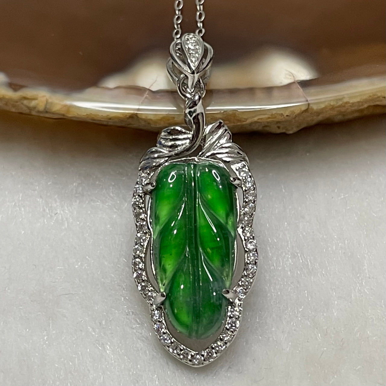 Type A Green Omphacite Jade Jadeite Leaf - 2.76g 35.0 by 12.7 by 5.1mm - Huangs Jadeite and Jewelry Pte Ltd