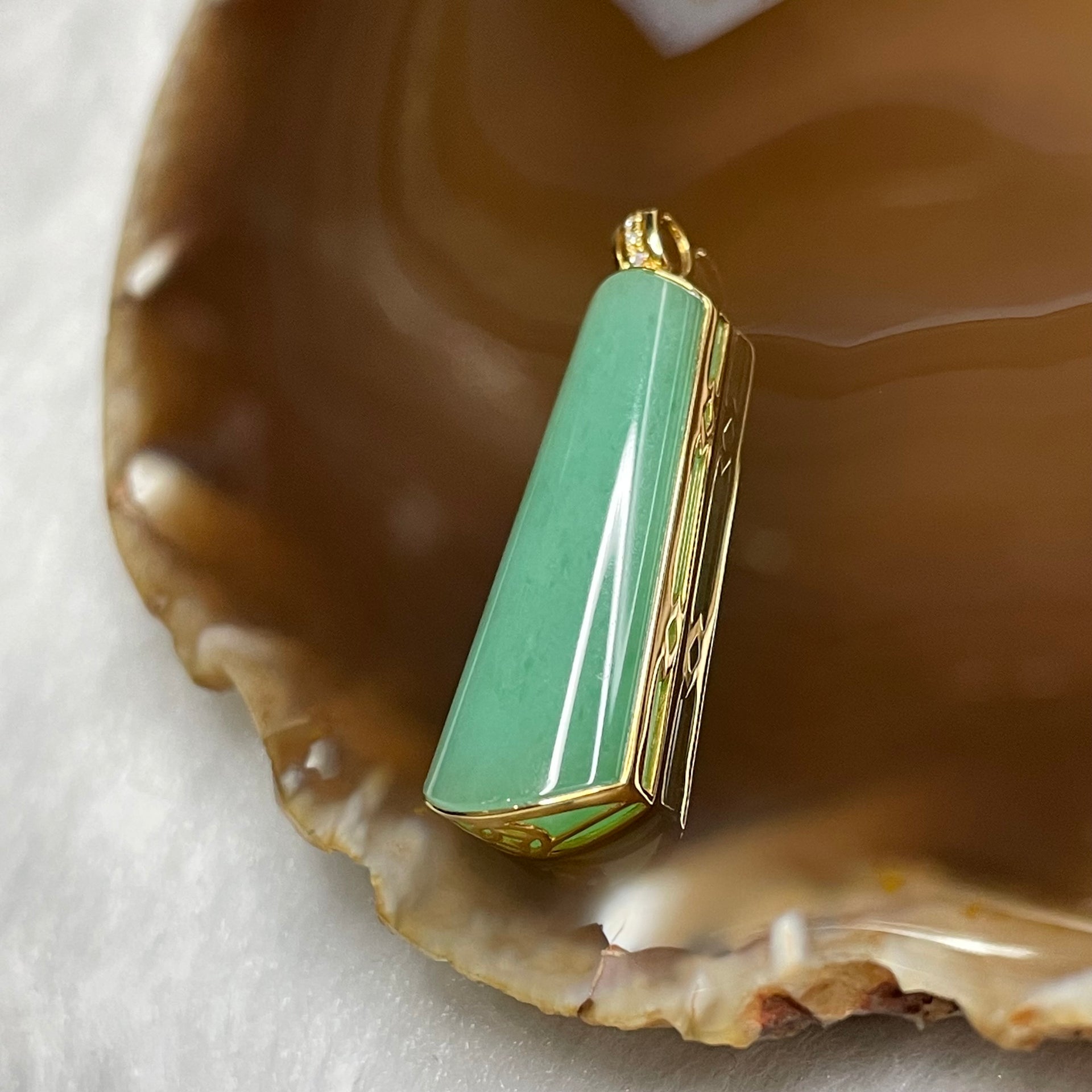 Type A Apple Green Jade Jadeite Wu Shi Pai 18k Yellow Gold 5.76g 38.9 by 13.2 by 5.7mm - Huangs Jadeite and Jewelry Pte Ltd