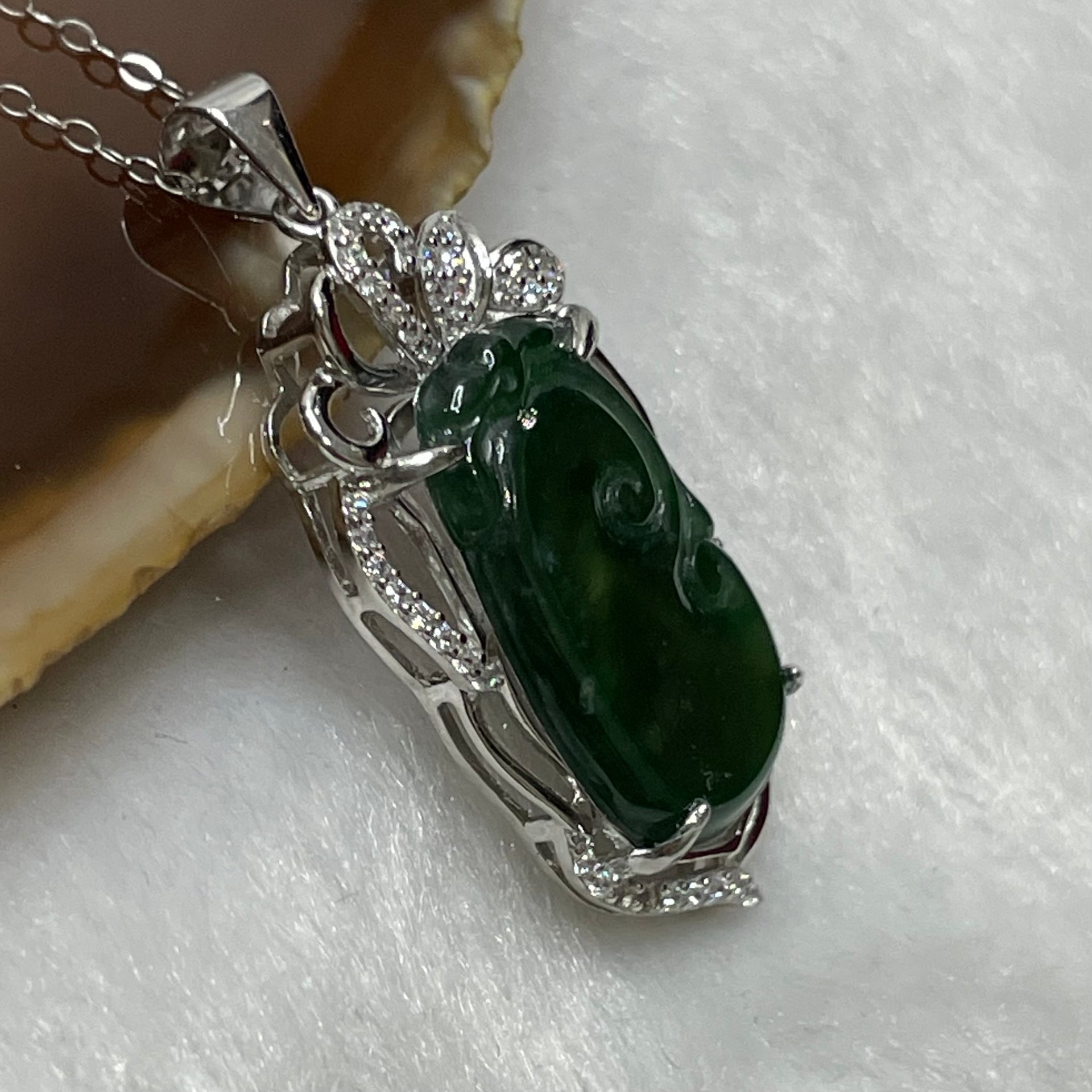 Type A Green Omphacite Jade Jadeite Ruyi- 3.54g 36.7 by 15.7 by 5.4mm - Huangs Jadeite and Jewelry Pte Ltd